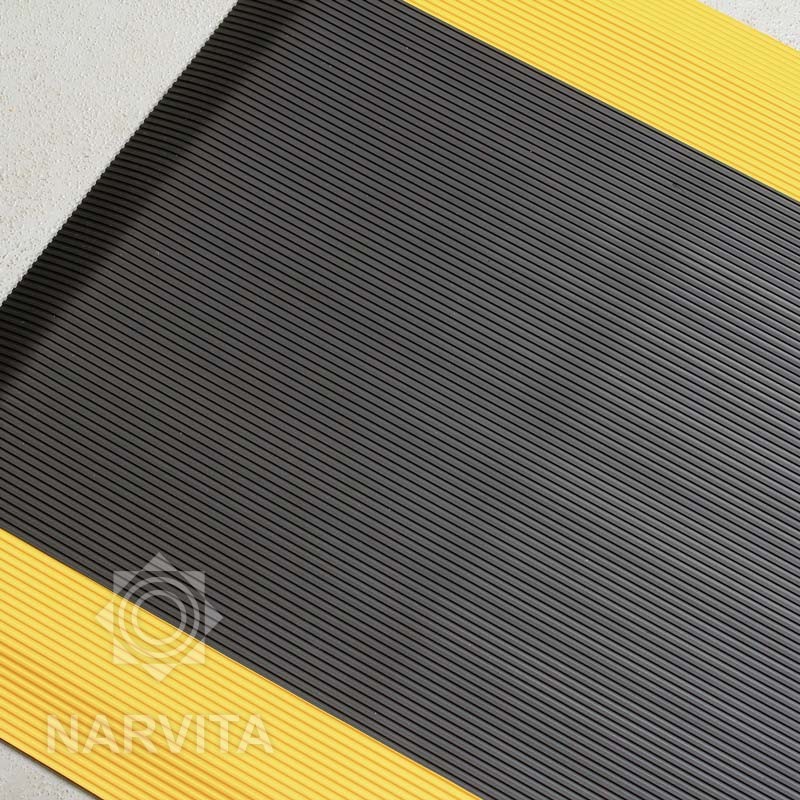 guminis kilimėlis su geltona linija