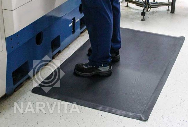 su nuožulniu kraštu kilimėlis