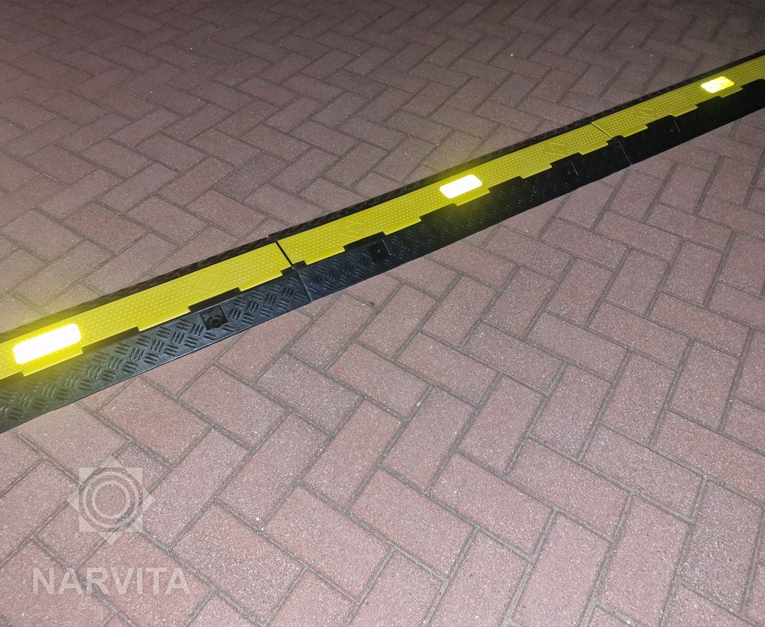 elektros kabelio tiltas naktį