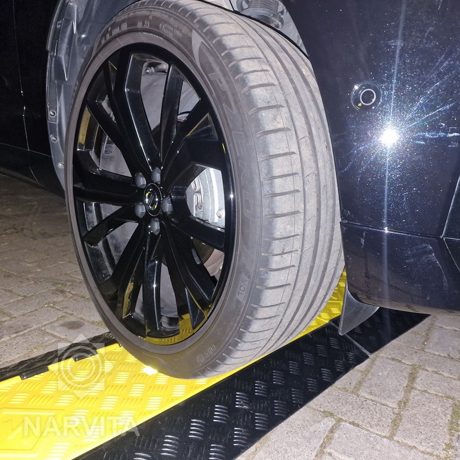 laidų ir kabelių tiltas tamsoje