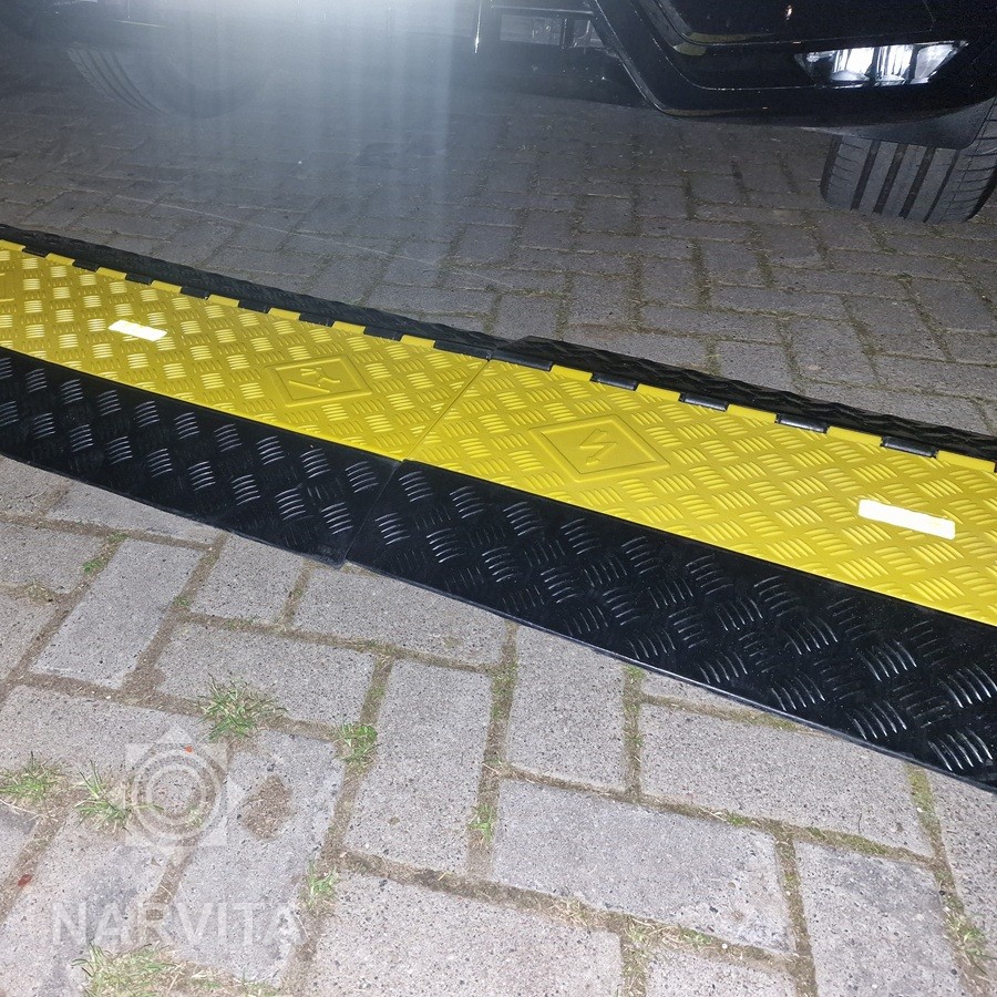 šviesą atspindintys tamsoje laidų ir kalbelių tiltelis