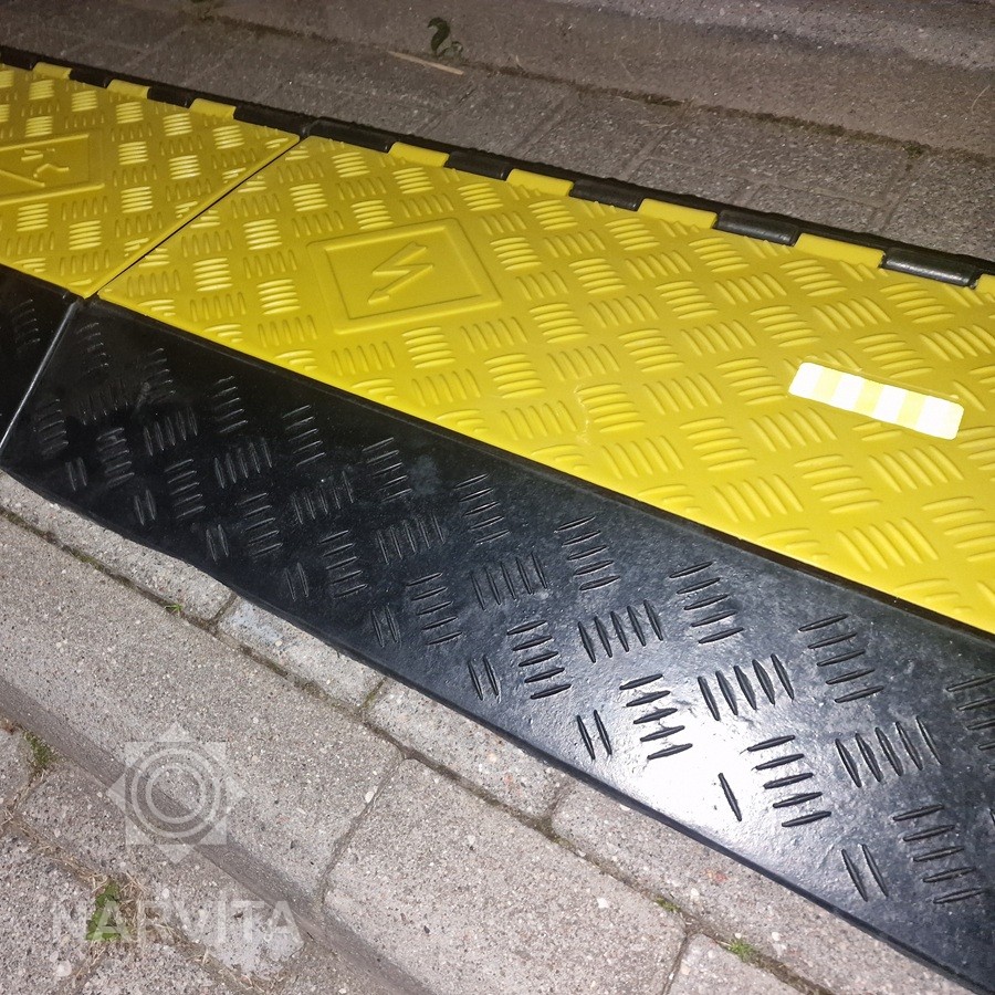 tamsoje šviečiantis elektros kabelio tiltas